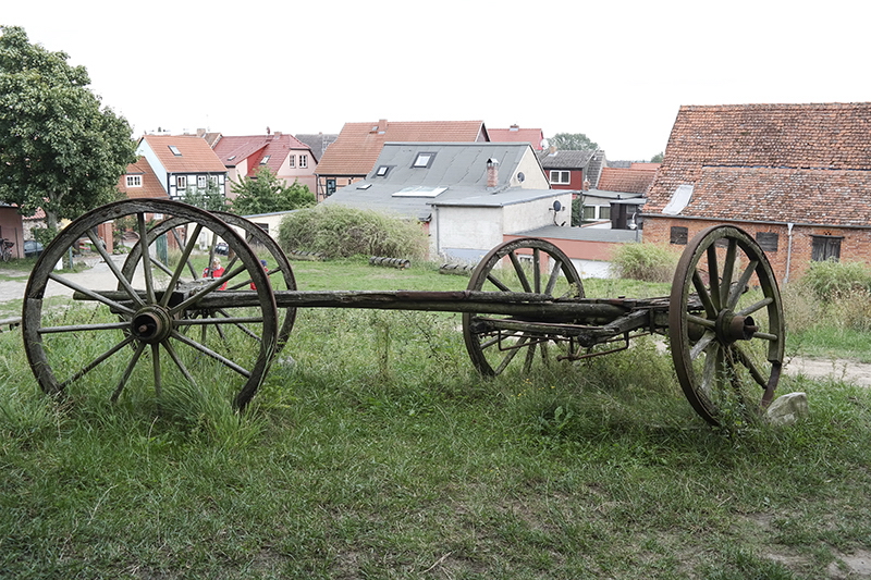 Mecklenburgische Seenplatte SAM_4347 Kopie.jpg - Ein altes Gefährt vor der Mühle